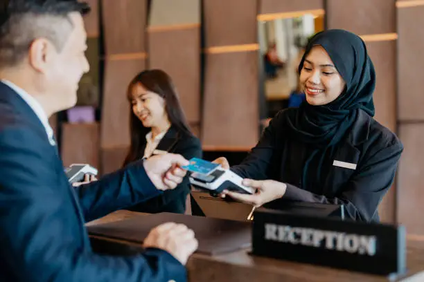 VOL 6 Test 5 - Hotel recruitment & staff benefits